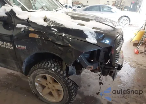 2018 Ram 1500 Express 4X4 6'4 Box z USA, uszkodzony, nr VIN 1C6RR7FT8JS284613